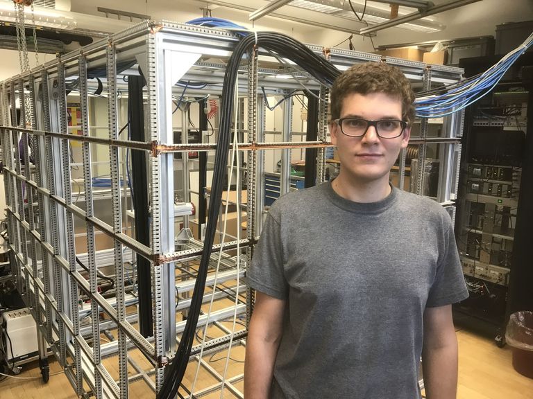 ETH graduate student Michal Rawlik with the small ‘prototype cage’, which serves to neutralize the magnetic fields in its interior. ETH graduate student Michal Rawlik with the small ‘prototype cage’, which serves to neutralize the magnetic fields in its interior.