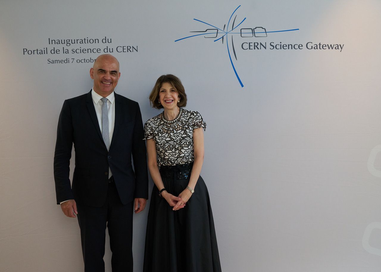 Bundespräsident Alain Berset und Fabiola Gianotti, Generaldirektorin des CERN, während der Eröffnungszeremonie.