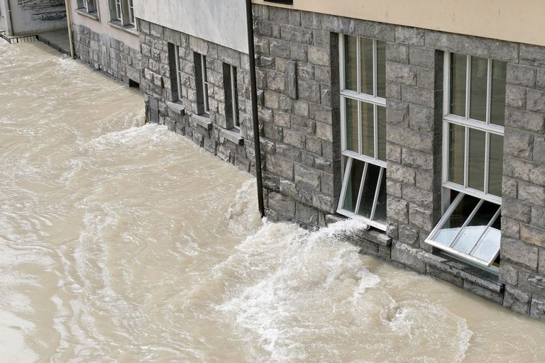überschwemmung fluss hochwasser überschwemmung fluss hochwasser