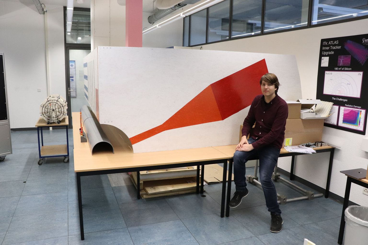 At the Physics Institute at the University of Bern, Armin Fehr and his colleagues have built the future 'Inner Tracker' of the ATLAS detector on a 1 to 1 scale. In the tube on the left, the proton-proton collisions take place. The dark red box shows one of the regions where the Optoboards will be located. At the Physics Institute at the University of Bern, Armin Fehr and his colleagues have built the future 'Inner Tracker' of the ATLAS detector on a 1 to 1 scale. In the tube on the left, the proton-proton collisions take place. The dark red box shows one of the regions where the Optoboards will be located.