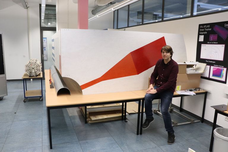 At the Physics Institute at the University of Bern, Armin Fehr and his colleagues have built the future 'Inner Tracker' of the ATLAS detector on a 1 to 1 scale. In the tube on the left, the proton-proton collisions take place. The dark red box shows one of the regions where the Optoboards will be located. At the Physics Institute at the University of Bern, Armin Fehr and his colleagues have built the future 'Inner Tracker' of the ATLAS detector on a 1 to 1 scale. In the tube on the left, the proton-proton collisions take place. The dark red box shows one of the regions where the Optoboards will be located.