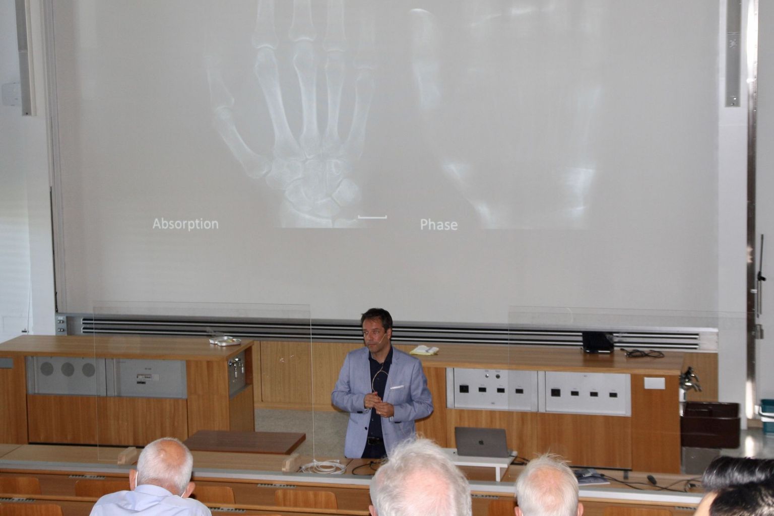 Prof. Dr. Marco Stampanoni stellt vor beim Röntgen-Symposium 2021 wie die Röntgenphasenanalyse die Absorptionsbilder ergänzt.