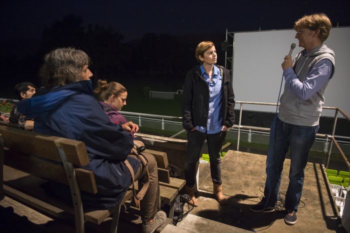 Vor der Aufführung des Dokumentarfilms 'Particle Fever' berichtete die Zürcher Physikerin Lea Caminada in einer fünfzehnminütigen Talkrunde über ihre Erfahrungen als CERN-Forscherin. Vor der Aufführung des Dokumentarfilms 'Particle Fever' berichtete die Zürcher Physikerin Lea Caminada in einer fünfzehnminütigen Talkrunde über ihre Erfahrungen als CERN-Forscherin.