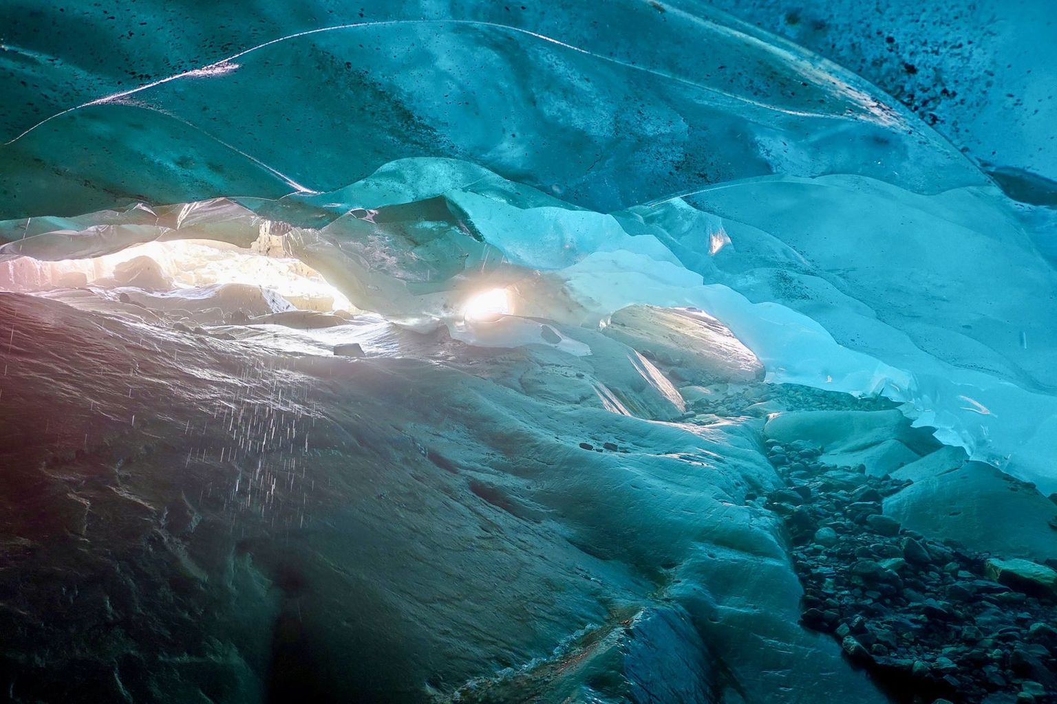 Sous la glace du glacier, l’eau de fonte et les courants d’air forment des cavités impressionnantes.
