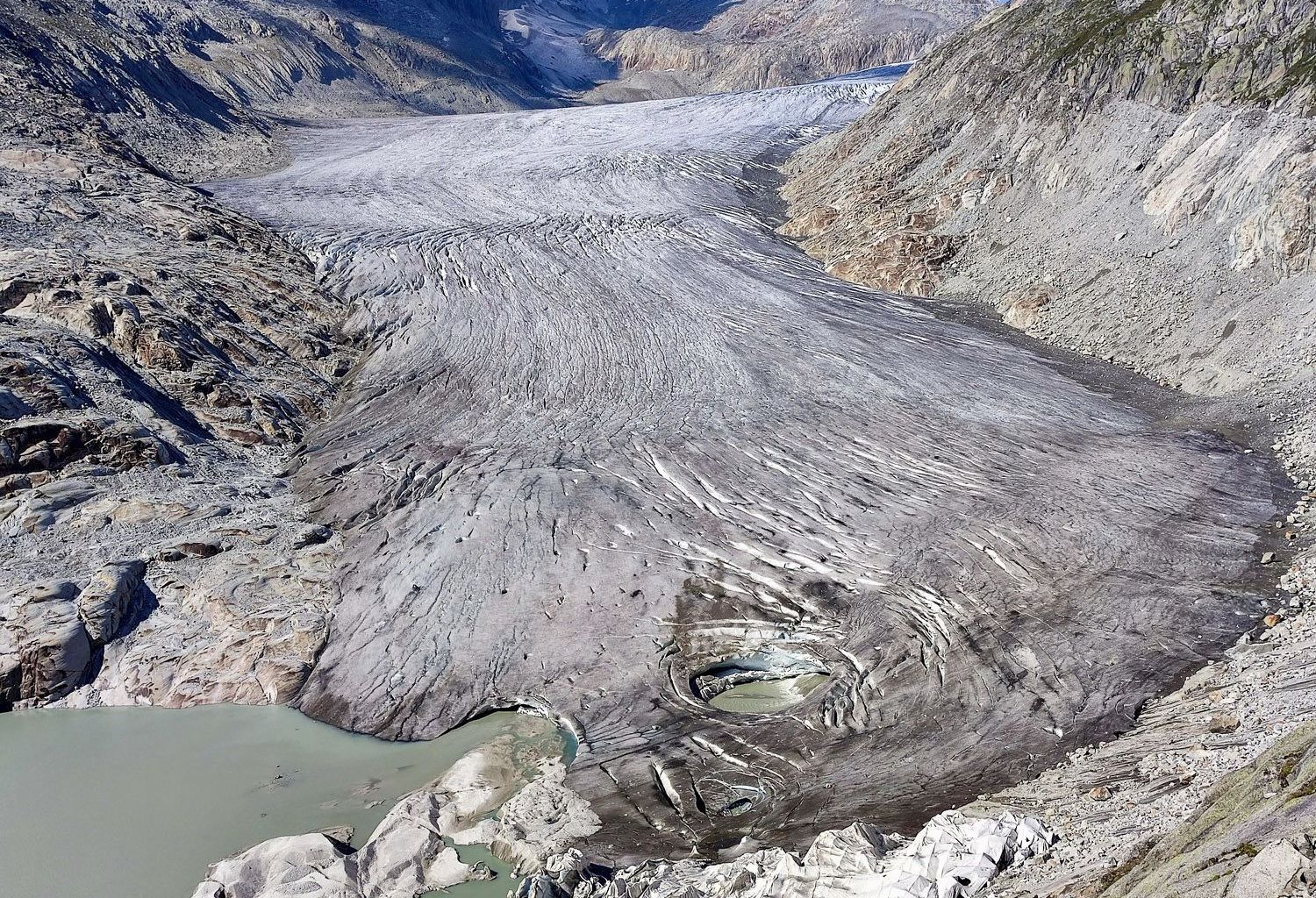 La langue du glacier du Rhône (VS) s’effondre, malgré sa couverture artificielle, impuissante.