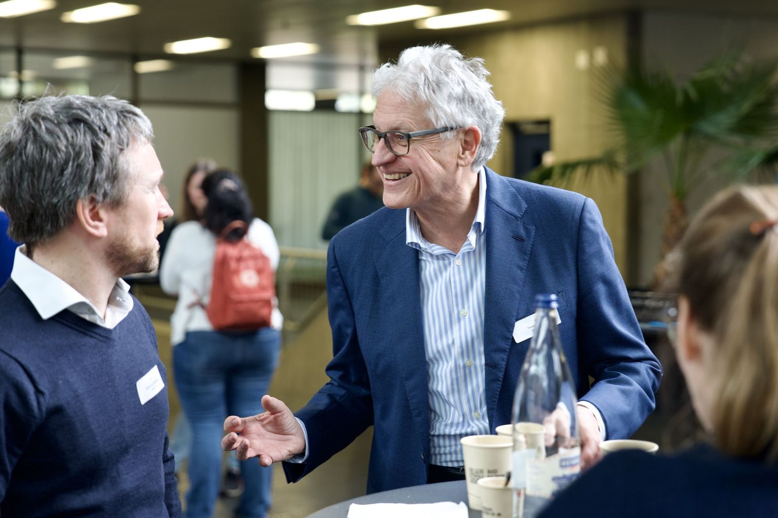 Mischa Croci-Maspoli (member of the ProClim Steering Committee and Head of Climate Unit at MeteoSwiss) and Thomas Stocker (Professor Emeritus from the University of Bern) in conversation during the last coffee break of the day. Mischa Croci-Maspoli (member of the ProClim Steering Committee and Head of Climate Unit at MeteoSwiss) and Thomas Stocker (Professor Emeritus from the University of Bern) in conversation during the last coffee break of the day.
