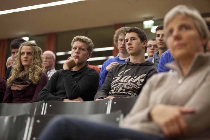 Public attentif lors du débat du 5 novembre 2013 au lycée de Neufeld. Les élèves du lycée ont déjà participé au débat sur internet du 31 octobre.