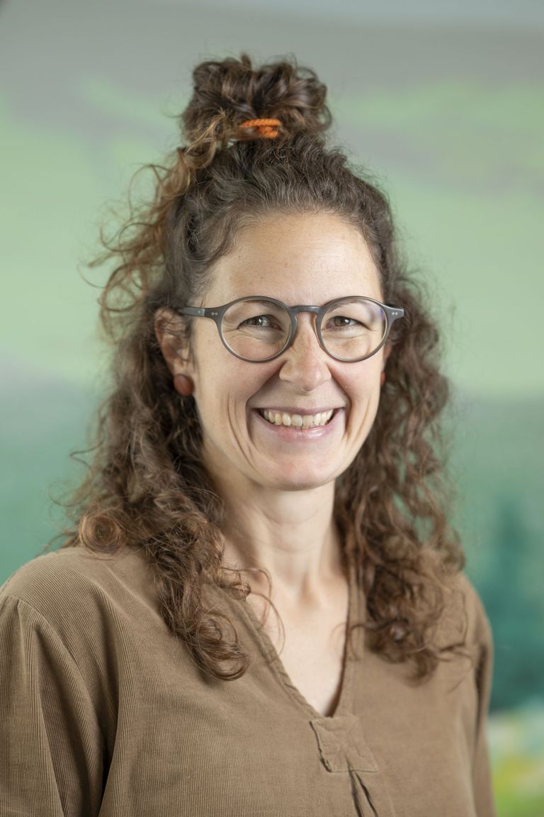 Steffi Burger est biologiste et dirige le groupe de travail Biodiversité en forêt de la Société forestière suisse. Dans le canton d'Argovie, elle s'occupe de la protection de la nature dans les triages forestiers du nord au sein du département des Forêts. Steffi Burger est biologiste et dirige le groupe de travail Biodiversité en forêt de la Société forestière suisse. Dans le canton d'Argovie, elle s'occupe de la protection de la nature dans les triages forestiers du nord au sein du département des Forêts.