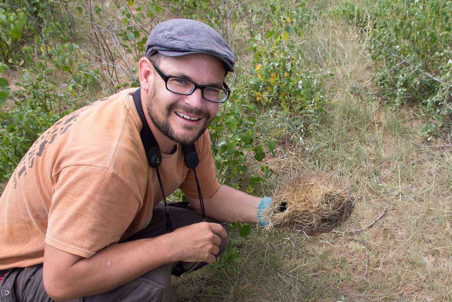 Christian Roesti mit einem Nest eines Webervogels. Christian hat sich für das Buch «Die Steinfliegen der Schweiz» in die interessante Welt der Steinfliegen eingearbeitet. Er interessiert sich für viele verschiedene Artengruppen, im speziellen die Insekten. Christian Roesti mit einem Nest eines Webervogels. Christian hat sich für das Buch «Die Steinfliegen der Schweiz» in die interessante Welt der Steinfliegen eingearbeitet. Er interessiert sich für viele verschiedene Artengruppen, im speziellen die Insekten.