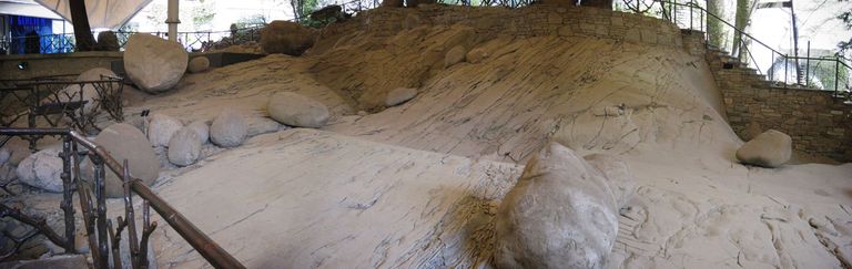 Beeindruckende Gletschertöpfe sind Zeugen der letzten Eiszeit vor 20 000 Jahren. Sie zeigen, dass Luzern damals von Gletschern bedeckt war. Versteinerte Muscheln und Palmblätter weisen auf den einstigen subtropischen Meeresstrand hin. Die grosse Dichte von Zeugen der jüngsten Erdgeschichte haben bewirkt, dass der Gletschergarten und das benachbarte Löwendenkmal als bedeutende "Geotope" heute unter nationalem Schutz stehen Beeindruckende Gletschertöpfe sind Zeugen der letzten Eiszeit vor 20 000 Jahren. Sie zeigen, dass Luzern damals von Gletschern bedeckt war. Versteinerte Muscheln und Palmblätter weisen auf den einstigen subtropischen Meeresstrand hin. Die grosse Dichte von Zeugen der jüngsten Erdgeschichte haben bewirkt, dass der Gletschergarten und das benachbarte Löwendenkmal als bedeutende "Geotope" heute unter nationalem Schutz stehen