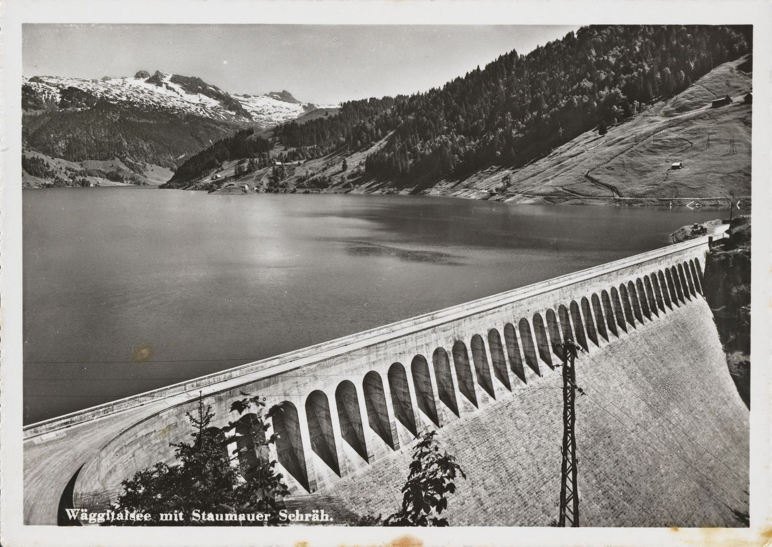 La construction de lacs de barrage a entraîné la délocalisation de villages entiers, par exemple au Wägital. La construction de lacs de barrage a entraîné la délocalisation de villages entiers, par exemple au Wägital.