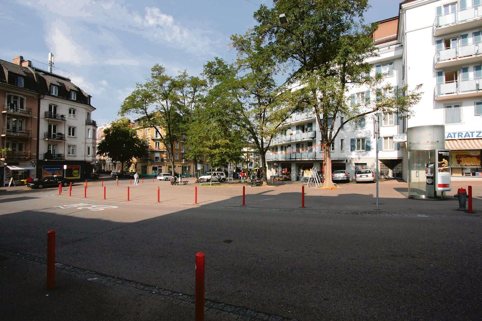 Ein Beispiel für eine gelungene Suffizienzpolitik: Der Röschibachplatz in Zürich vor... (ProClim Flash 73)