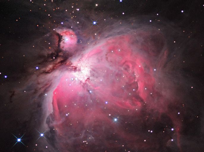 Der Orionnebel (M42). In der zentralen (fast weissen) Region entstehen Sterne, die durch ihre Strahlung den Nebel zum Leuchten anregen. Der Orionnebel (M42). In der zentralen (fast weissen) Region entstehen Sterne, die durch ihre Strahlung den Nebel zum Leuchten anregen.