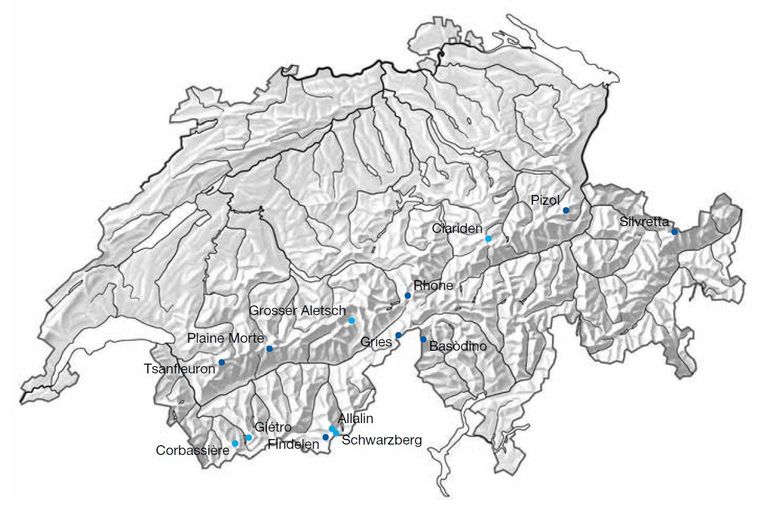 Die Schweizer Gletscher mit laufenden Massenbilanzmessreihen. Dunkelblau: über den ganzen Gletscher verteilte Messnetze, hellblau: Punkt Messungen