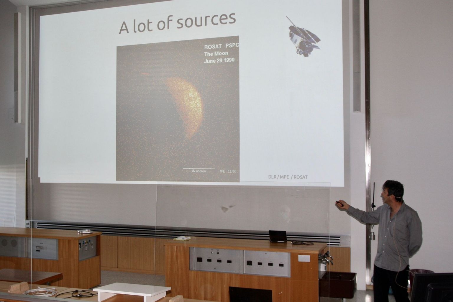 Prof. Stéphane Paltani presents an early X-ray image of the moon at the Röntgen Symposium 2021.