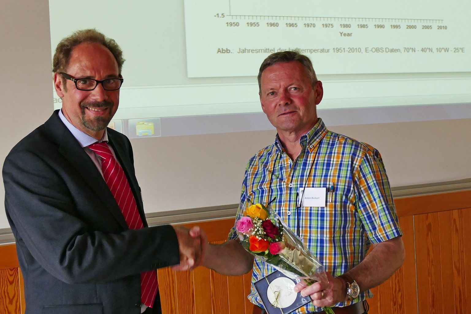 Anton Burkart, Leiter des WSL-Versuchsgartens, erhält die Albrecht-Thaer-Plakette der Humboldt-Universität für sein 30-jähriges Engagement in der phänologischen Beobachtung Anton Burkart, Leiter des WSL-Versuchsgartens, erhält die Albrecht-Thaer-Plakette der Humboldt-Universität für sein 30-jähriges Engagement in der phänologischen Beobachtung