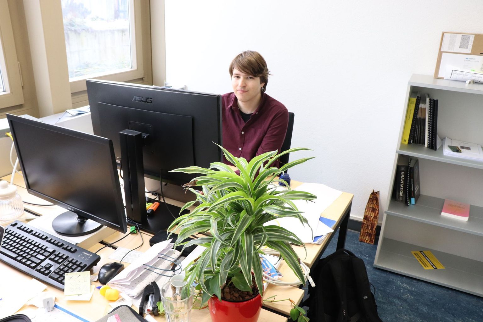 Armin Fehr shares his office at the Laboratory of High Energy Physics at the University of Bern with two other researchers. Armin Fehr shares his office at the Laboratory of High Energy Physics at the University of Bern with two other researchers.