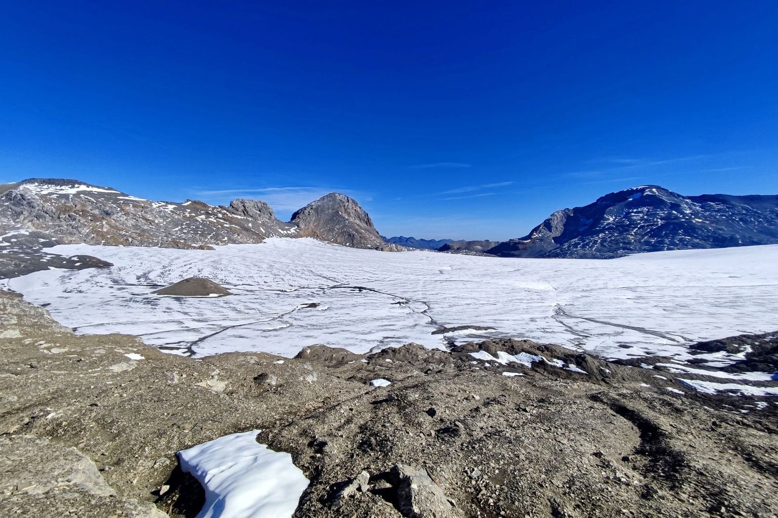 L’immense glacier de la Plaine Morte (BE) se retrouve de plus en plus cerné par un pierrier.