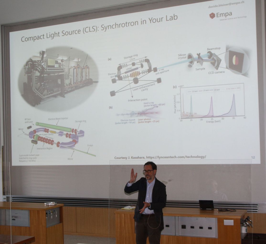 Dr Davide Bleiner montre les progrès réalisés dans le domaine des lasers à rayons X de petit format lors du Symposium Röntgen.