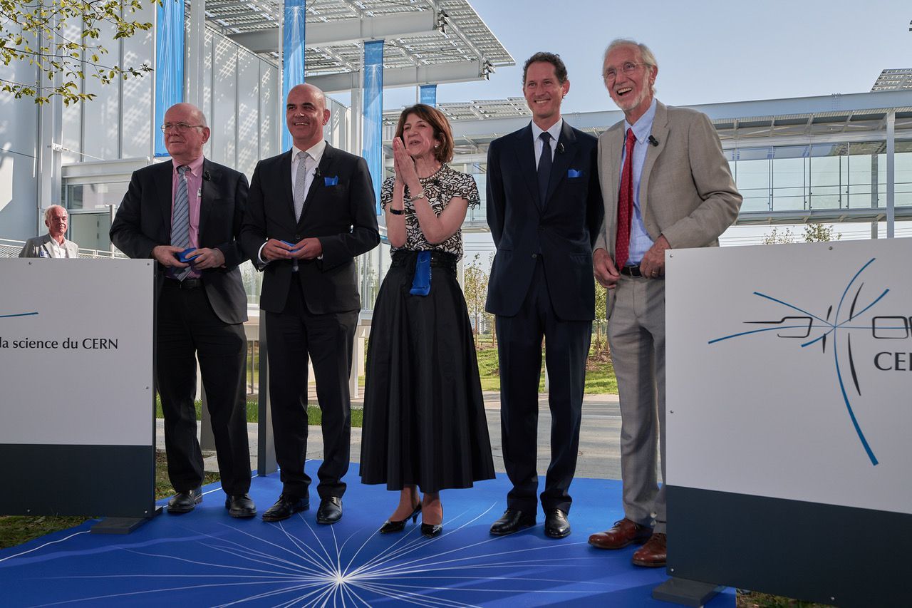 Bei der feierlichen Eröffnungszeremonie des Science Gateway: CERN-Ratspräsident Elizier Rabinovici, Bundespräsident Alain Berset, CERN-Generaldirektorin Fabiola Gianotti, John Elkann für den Hauptsponsor Stellantis und Architik Renzo Piano.