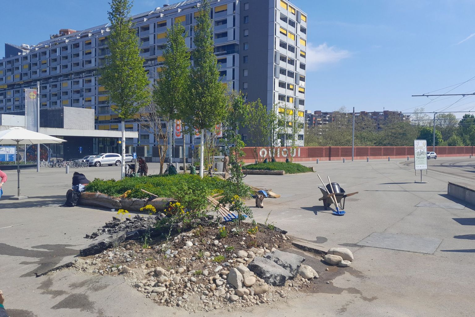 L’ajout de végétation et la désimperméabilisation du sol, comme ici à l’Ansermetplatz à Berne, ont un effet mesurable de refroidissement des îlots de chaleur. L’ajout de végétation et la désimperméabilisation du sol, comme ici à l’Ansermetplatz à Berne, ont un effet mesurable de refroidissement des îlots de chaleur.