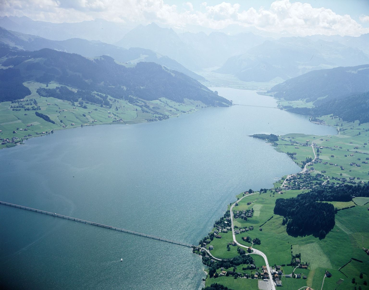 Certains lacs de barrages, comme le Sihlsee, ont enseveli des villages entiers. Certains lacs de barrages, comme le Sihlsee, ont enseveli des villages entiers.