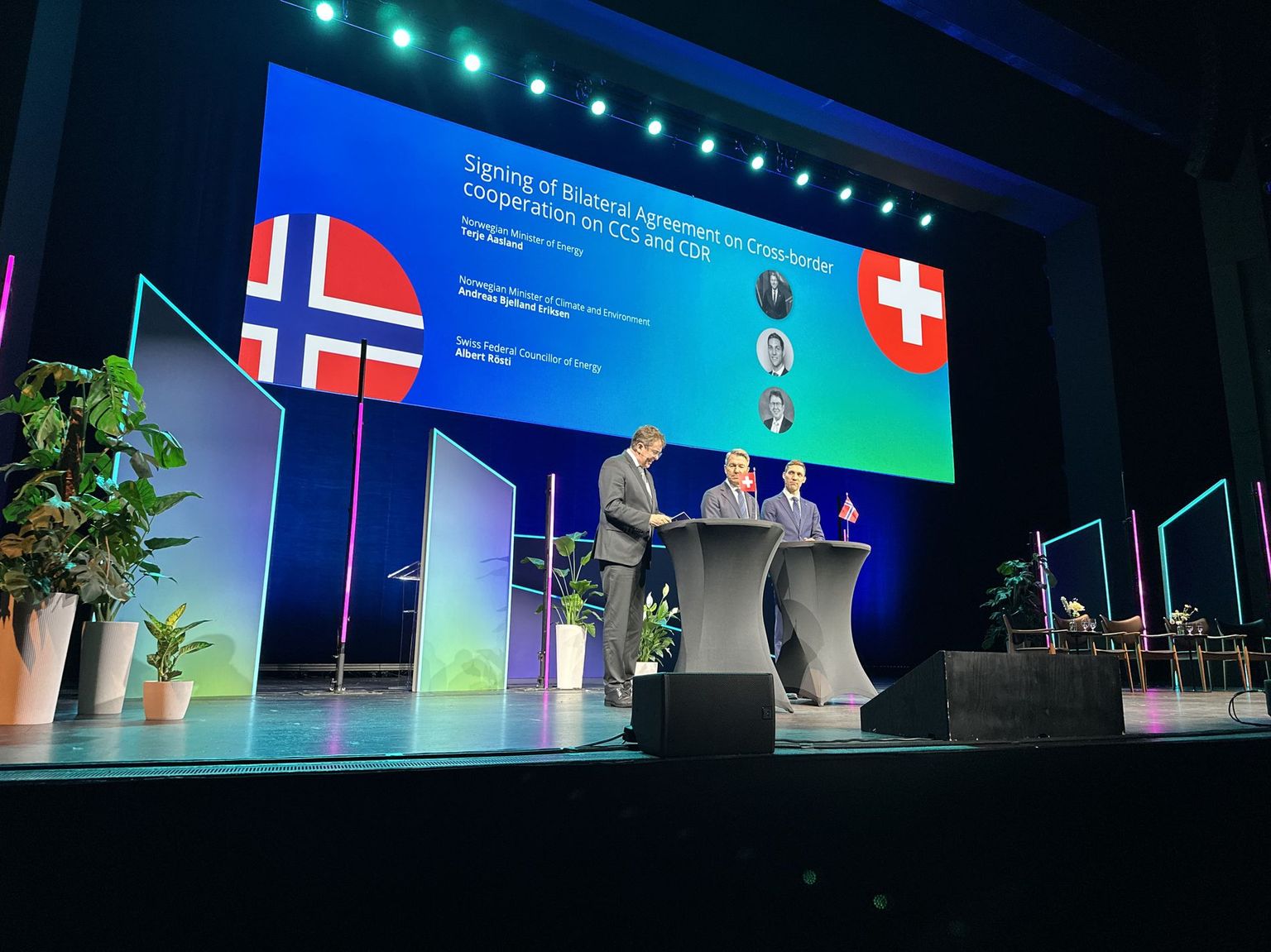Bundesrat Albert Rösti (links) unterschreibt im Juni 2025 ein Abkommen mit Norwegen zur Speicherung von CO2. Mit dem Abkommen wird der Export und die Speicherung von Schweizer CO2 in Norwegen ermöglicht. Auch können Negativemissionen zwischen den zwei Ländern staatlich anerkannt gehandelt werden. Bundesrat Albert Rösti (links) unterschreibt im Juni 2025 ein Abkommen mit Norwegen zur Speicherung von CO2. Mit dem Abkommen wird der Export und die Speicherung von Schweizer CO2 in Norwegen ermöglicht. Auch können Negativemissionen zwischen den zwei Ländern staatlich anerkannt gehandelt werden.