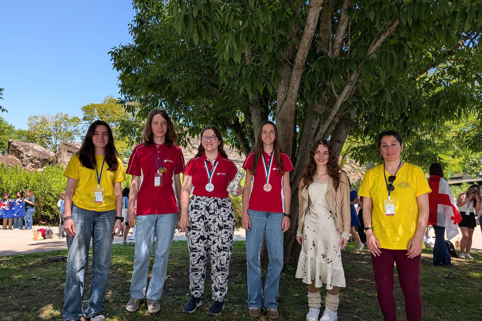 Die Schweizer Delegation. Von links nach rechts: Hannah Oss (Leiterin), Laetitia Sophia Orglmeister, Myriam Faltin, Laetitia Juppin de Fondaumière, Ela Irmak, Karolina Alexiou (Leiterin) Die Schweizer Delegation. Von links nach rechts: Hannah Oss (Leiterin), Laetitia Sophia Orglmeister, Myriam Faltin, Laetitia Juppin de Fondaumière, Ela Irmak, Karolina Alexiou (Leiterin)