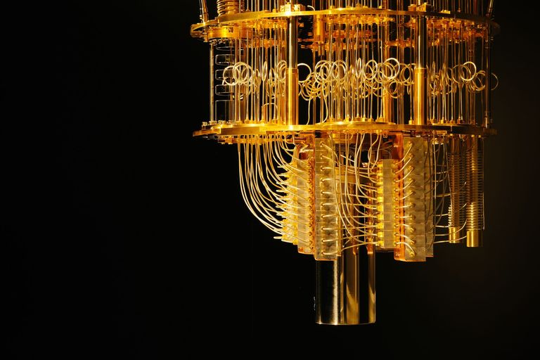 Kühlelement eines Quantumcomputers. Die Hoffnungen der Industrie in Quantencomputer sind hoch - etwa um komplexe Simulationen durchzuführen. Kühlelement eines Quantumcomputers. Die Hoffnungen der Industrie in Quantencomputer sind hoch - etwa um komplexe Simulationen durchzuführen.