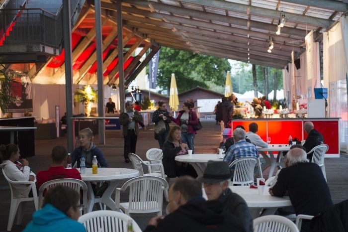 In der Lounge im Eingangsbereich konnten sich die Kinofreunde aus dem Aargau auf den Film einstimmen lassen. In der Lounge im Eingangsbereich konnten sich die Kinofreunde aus dem Aargau auf den Film einstimmen lassen.