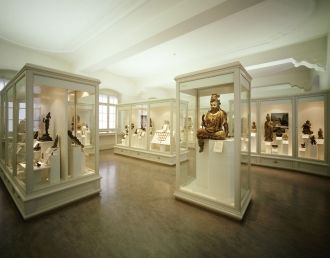 Blick in den Asiensaal in der ethnologischen Abteilung Blick in den Asiensaal in der ethnologischen Abteilung