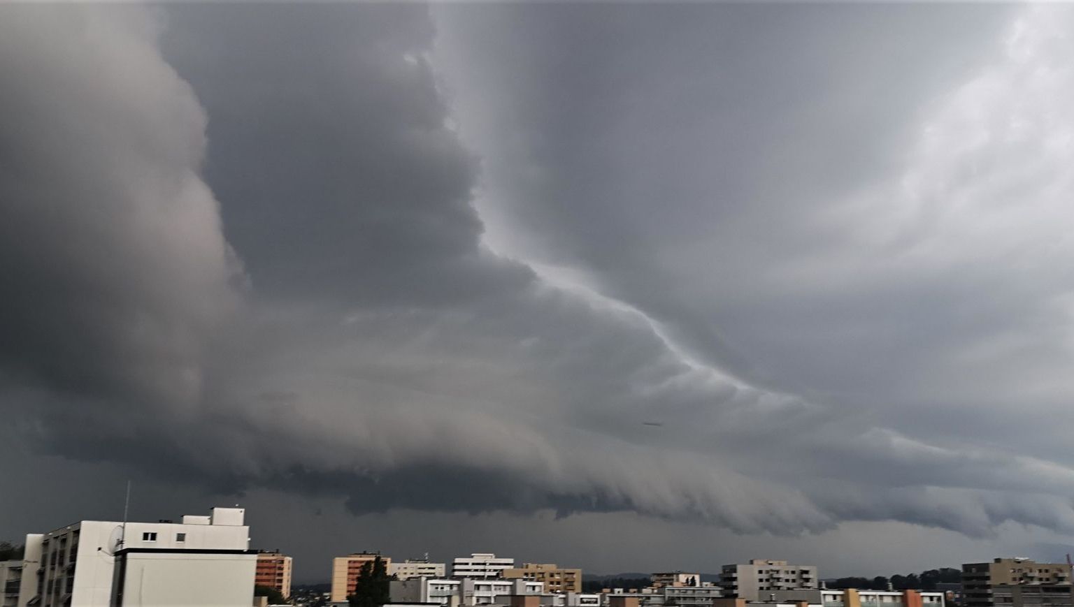 Shelf cloud of an approaching thunderstorm over Renens (VD), June 2020