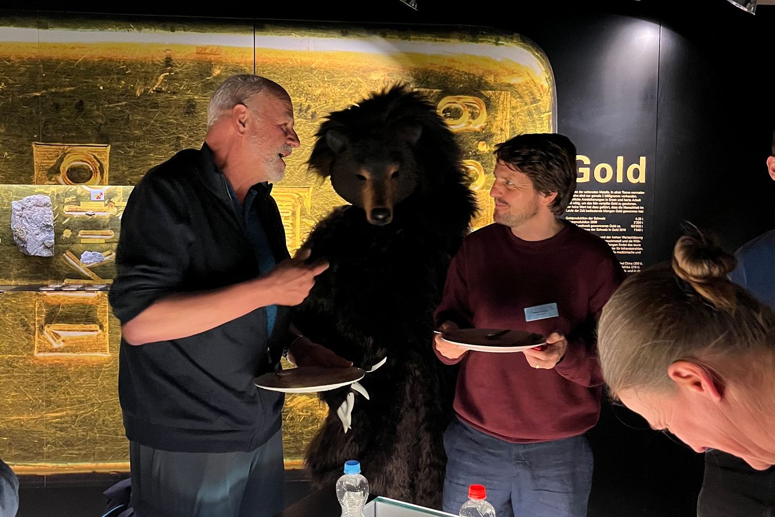 Mittagessen mit TierArt Bär-Performance von Ralf Assmann Mittagessen mit TierArt Bär-Performance von Ralf Assmann