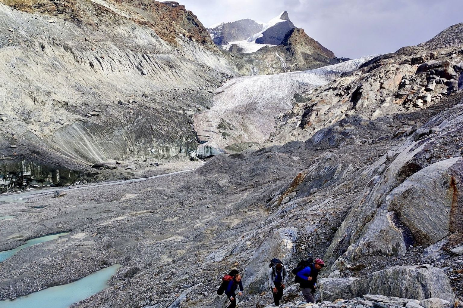 Le recul de la langue du glacier de Findelen (VS) a mis à jour en quelques années seulement une grande vallée composée d’éboulis et de glace morte.