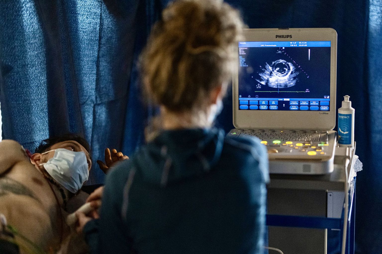 Ultraschall-Kardiografie auf dem Säntis (2500 m.ü.M.): Eine Wissenschaftlerin misst die Herzleistung eines Patienten mit pulmonaler Hypertonie. Ultraschall-Kardiografie auf dem Säntis (2500 m.ü.M.): Eine Wissenschaftlerin misst die Herzleistung eines Patienten mit pulmonaler Hypertonie.