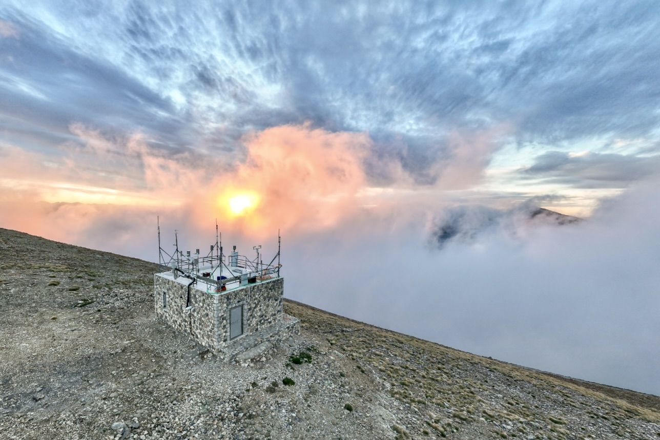 La scientifique a utilisé les données mesurées par des stations altimétriques telles que la Helmos Hellenic Atmospheric Aerosol and Climate Change Station en Grèce. La scientifique a utilisé les données mesurées par des stations altimétriques telles que la Helmos Hellenic Atmospheric Aerosol and Climate Change Station en Grèce.