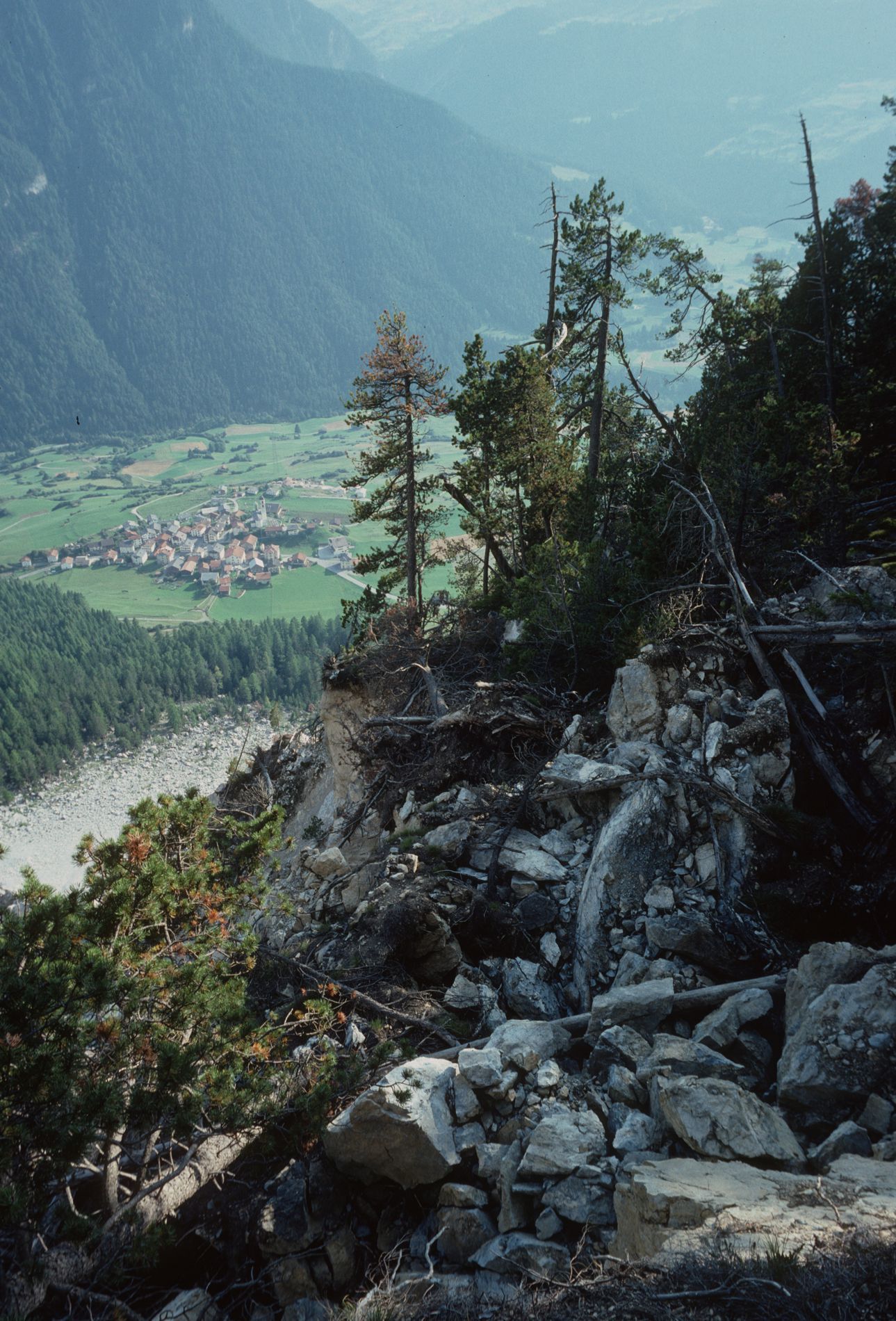 Les dangers naturels menacent dès à présent des zones d’habitation, comme ici à Brienz/Brinzauls, GR. Les dangers naturels menacent dès à présent des zones d’habitation, comme ici à Brienz/Brinzauls, GR.