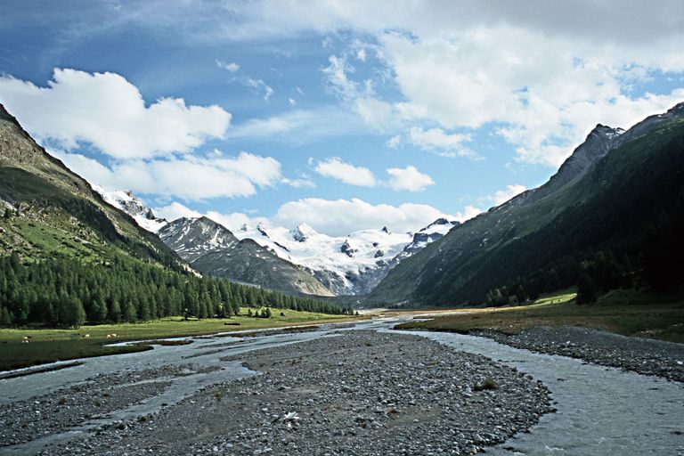 berge bachbett flusslandschaft berge bachbett flusslandschaft