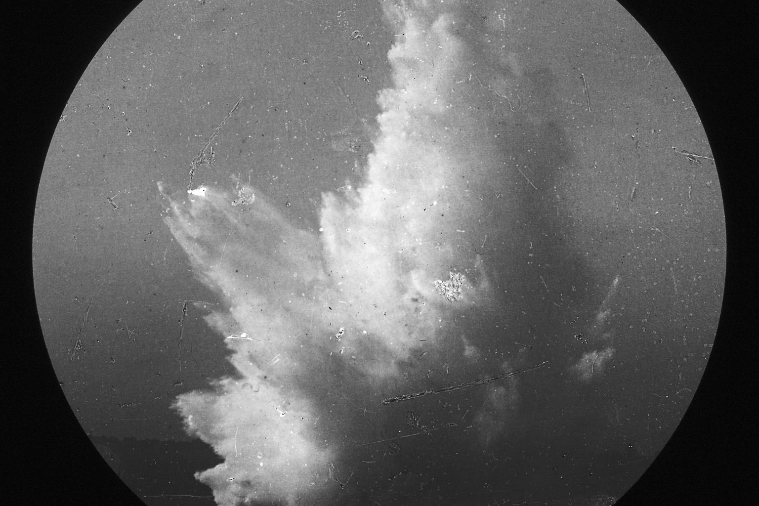 Explosion von 100kg Nitrozellulose unter Wasser (ca. 1927). Aus Rücksicht auf die Aula wurde auf eine live-Demonstration verzichtet.