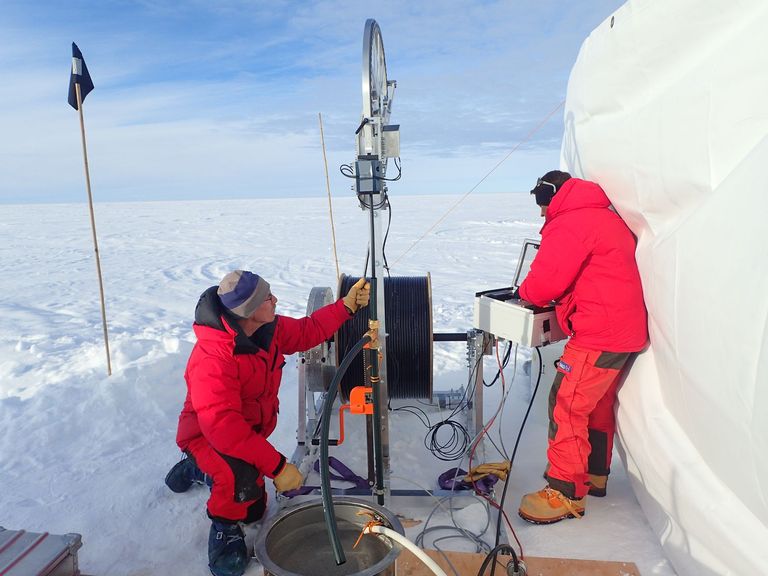 Probebohrung in Grönland bei -31° Celsius. In nur eineinhalb Stunden konnte auf eine Tiefe von 20 Metern gebohrt werden.