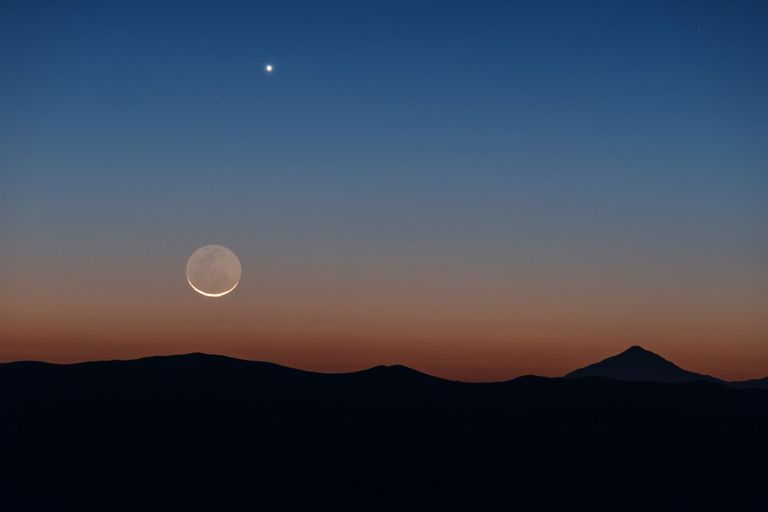 Der Mond - beim Gebirge - und weiter oben die Venus erstrahlen über Chile