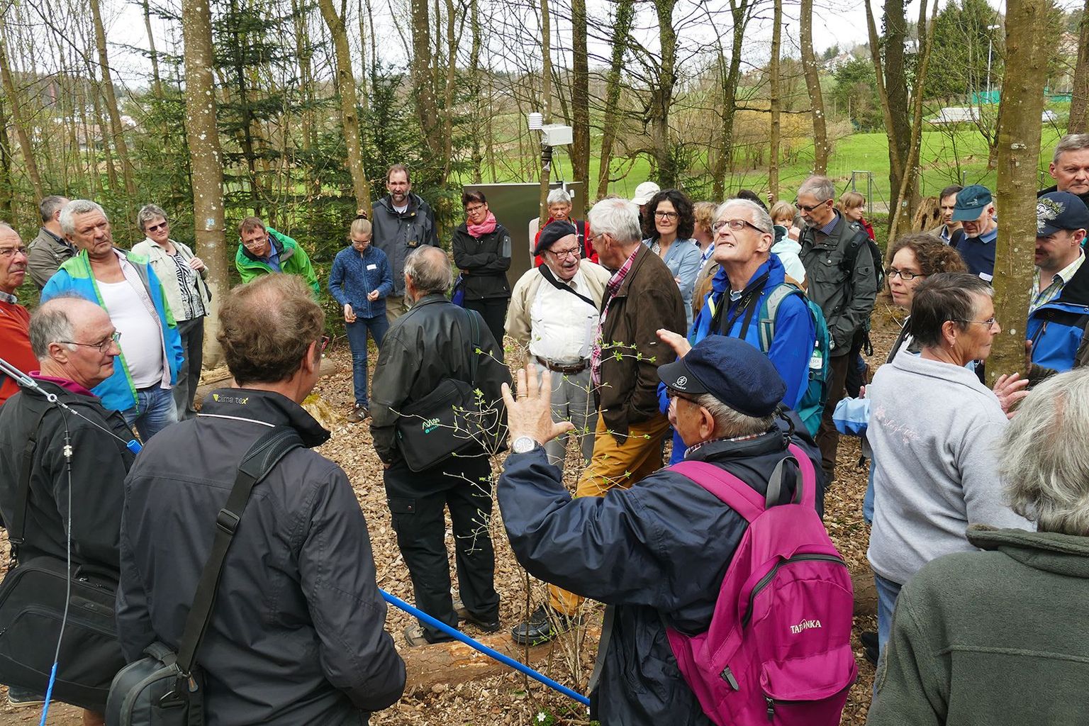 Oliver Schramm erläutert die Beobachtungen im Waldphänologienetz Oliver Schramm erläutert die Beobachtungen im Waldphänologienetz