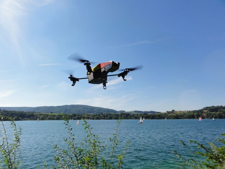 Drohne im Einsatz an einem Seeufer