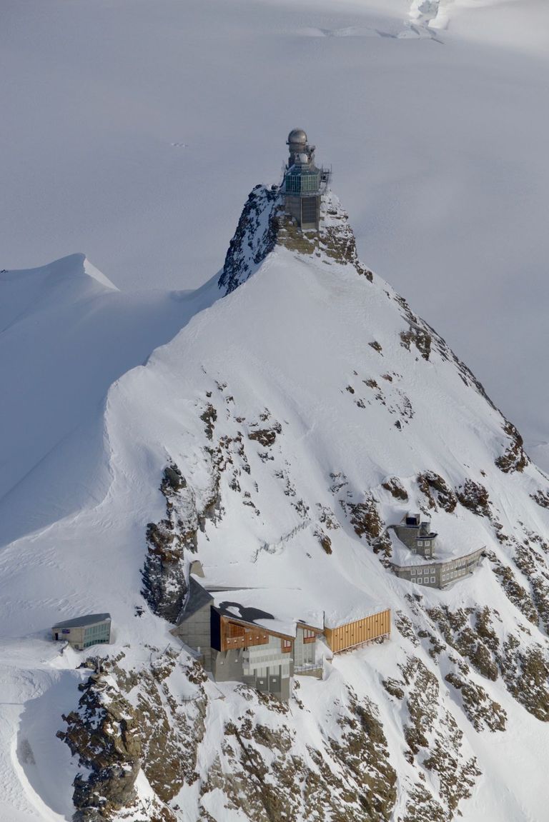 La station de recherche de haute montagne du Jungfraujoch et l'observatoire du Sphinx vus de la crête Est.