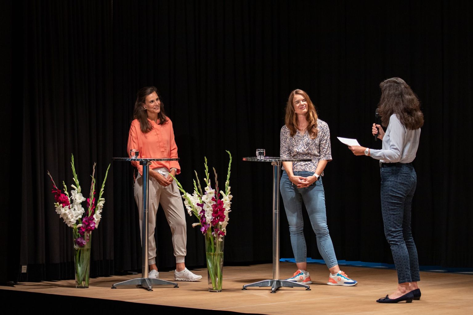 Abbildung 3: Die beiden Referentinnen Petra Ehmann, Technologie Managerin, und Katrin Tschannen, CEO Migros Online, werden von Odette Frey, ehemalige PULS Moderatorin und Biologie Lehrerin (Kanti Baden), interviewt. Abbildung 3: Die beiden Referentinnen Petra Ehmann, Technologie Managerin, und Katrin Tschannen, CEO Migros Online, werden von Odette Frey, ehemalige PULS Moderatorin und Biologie Lehrerin (Kanti Baden), interviewt.