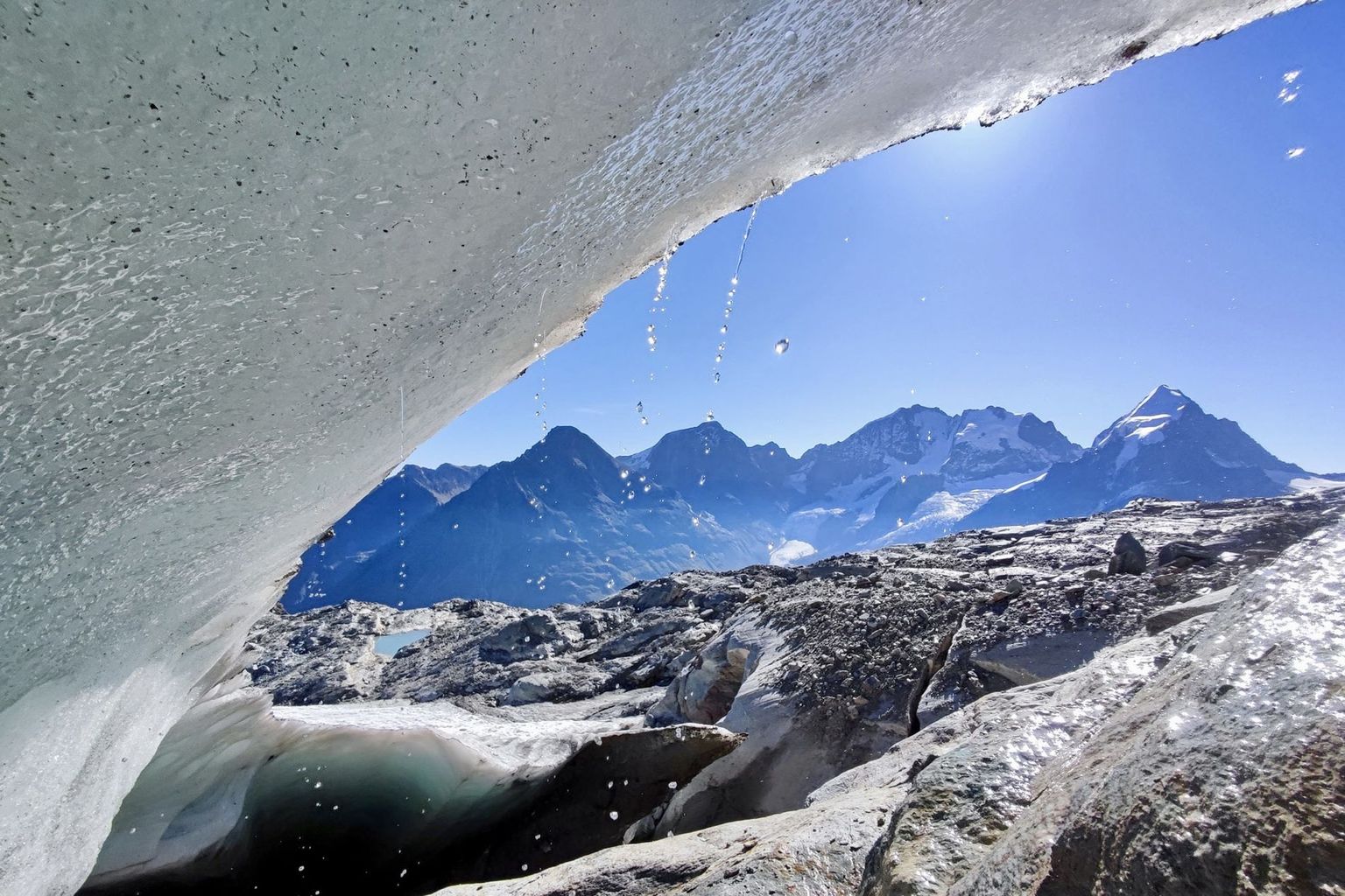 Même à la mi-septembre, le Vadret dal Murtèl (GR), un glacier situé à 3100 m d’altitude, au pied du Piz Bernina, fond rapidement.