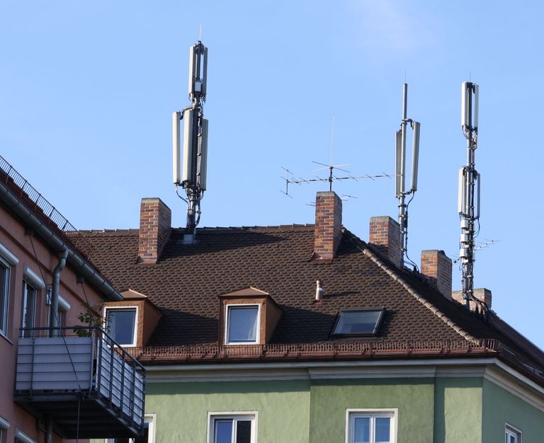 Mobilfunkmasten auf einem Wohnhaus in München Sendling (Gotzingerplatz).