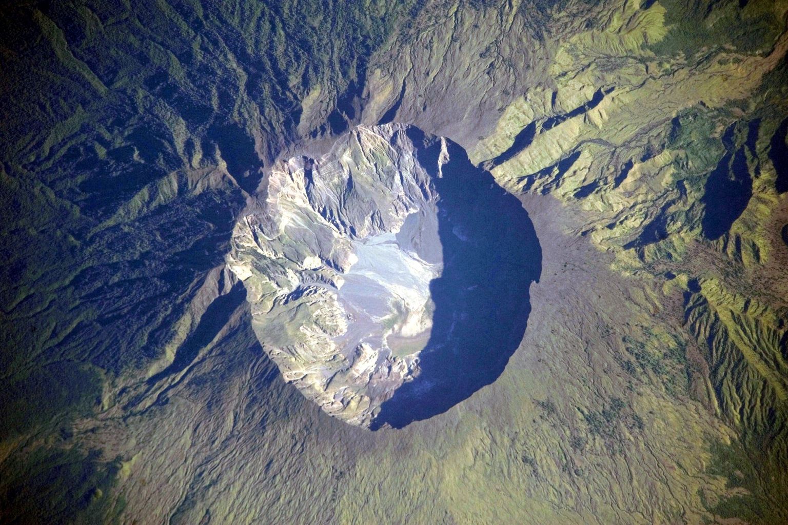 Krater des Tamboras: Die obersten 1500 Meter des Berggipfels wurden schlicht weggesprengt (NASA). Krater des Tamboras: Die obersten 1500 Meter des Berggipfels wurden schlicht weggesprengt (NASA).