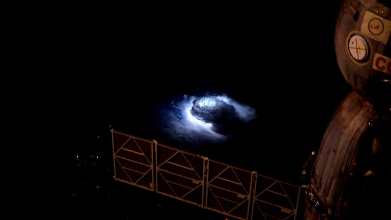 Mit einer hochauflösenden Kamera konnte der Astronaut Andreas Mogensen von der ISS aus die blauen Blitze filmen, die sich oberhalb von Gewittern entladen