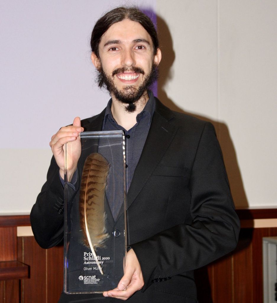 Oliver Müller receives the SCNAT Schläfli Award 2020 for the best dissertation in astronomy.